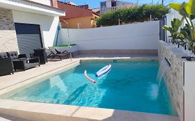 Villamolinos, villa con piscina privada.